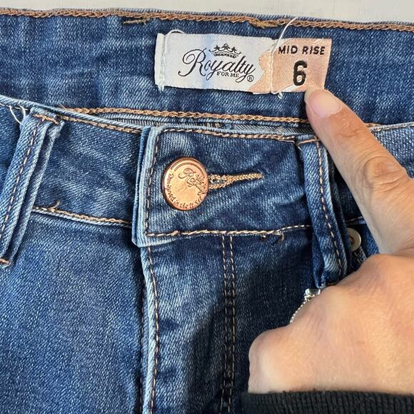 Royalty For Me Women's 6 Midrise Boho Embroidered Jeans Medium Wash - Picture 3 of 9